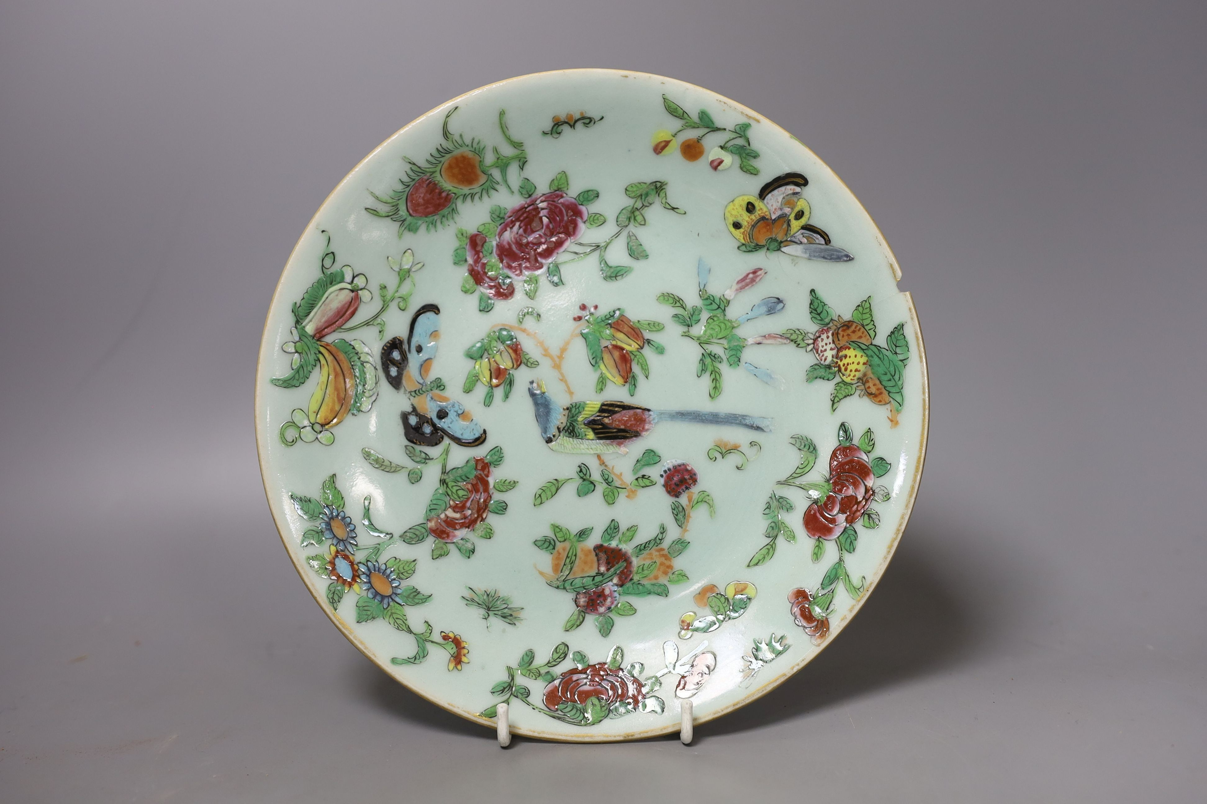 A Chinese famille rose plate and an assortment of four other Chinese ceramics and a wash basin (6)